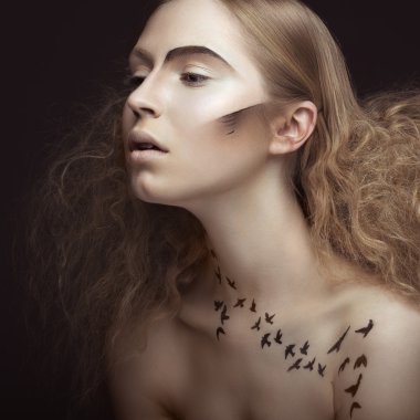 Kuşlar, yaratıcı makyaj ve saç modeli gür şeklinde vücudunda bir kalıp ile güzel kız. Güzellik.