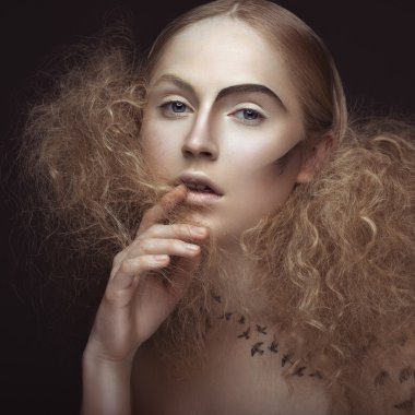 Kuşlar, yaratıcı makyaj ve saç modeli gür şeklinde vücudunda bir kalıp ile güzel kız. Güzellik.