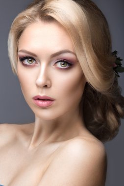 Saçında çiçekler ile resimdeki gelinin güzel bir kadın portresi. Güzellik