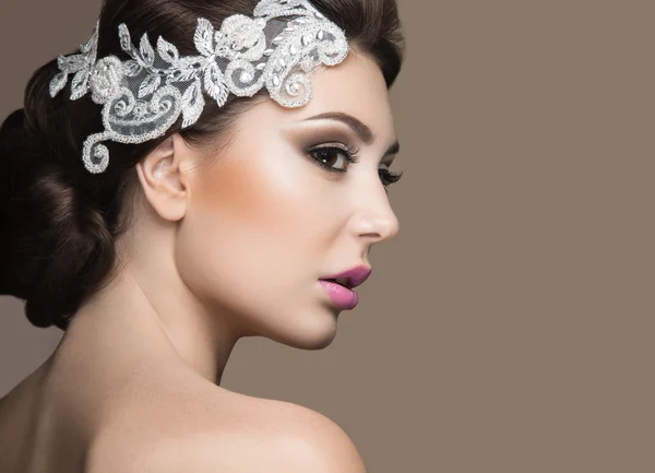 Porträt einer schönen Frau im Bild der Braut mit Spitze im Haar. Schönheit Gesicht — Stockfoto
