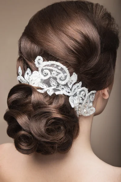 Ritratto di bella donna a immagine della sposa con pizzo tra i capelli. Bellezza face.Hairstyle vista posteriore — Foto Stock