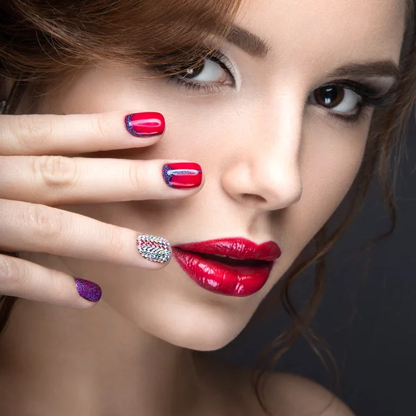 Hermosa chica con un maquillaje de noche brillante y manicura roja con pedrería. Diseño de uñas. Cara de belleza . — Foto de Stock