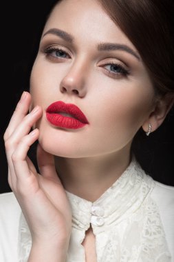 Kırmızı dudaklar retro şeklinde Beyaz giysili güzel kızla. Güzellik.