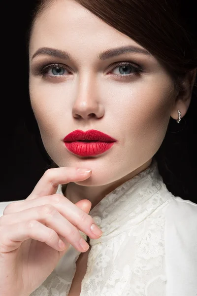 Krásná dívka s červenými rty v bílých šatech v podobě retro. Krása obličej. — Stock fotografie