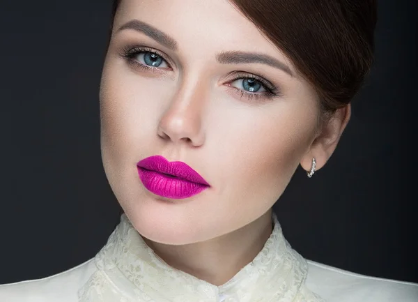 Hermosa chica con labios rosados en ropa blanca en forma de retro. Cara de belleza . — Foto de Stock