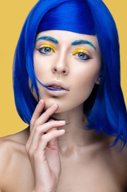 Parlak mavi peruk cosplay ve yaratıcı makyaj tarzı güzel kız. Güzellik yüz. Art Resim.