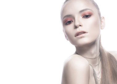 Beyaz tenli güzel sarışın kız düz saç ve parlak pembe bir makyaj. Güzellik.