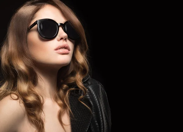 Beautiful girl in dark sunglasses, with curls and evening makeup. Beauty face. — Stock Photo, Image