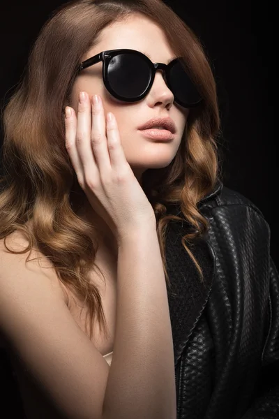 Beautiful girl in dark sunglasses, with curls and evening makeup. Beauty face. — Stock Photo, Image