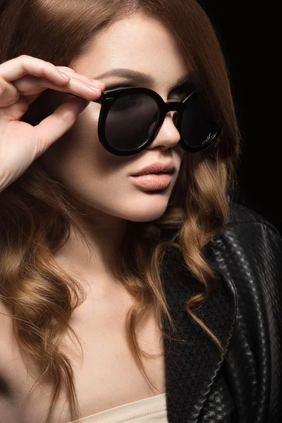 Beautiful girl in dark sunglasses, with curls and evening makeup. Beauty face. — Stock Photo, Image