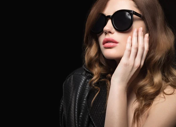 Vacker flicka i mörka solglasögon, med lockar och kvällen makeup. Skönhet ansikte. — Stockfoto