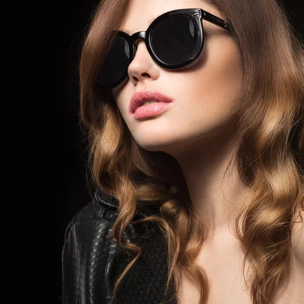 Beautiful girl in dark sunglasses, with curls and evening makeup. Beauty face. — Stock Photo, Image