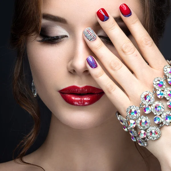 Menina bonita com uma maquiagem noite brilhante e manicure vermelho com strass. Desenho de unhas. Cara de beleza . — Fotografia de Stock