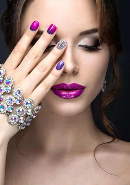 Hermosa chica con un maquillaje de noche brillante y manicura púrpura con pedrería. Diseño de uñas. Cara de belleza . — Foto de Stock