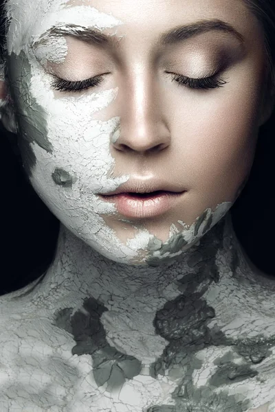 漂亮的女孩脸上沾满了泥巴化妆品面具。漂亮的脸蛋. — 图库照片