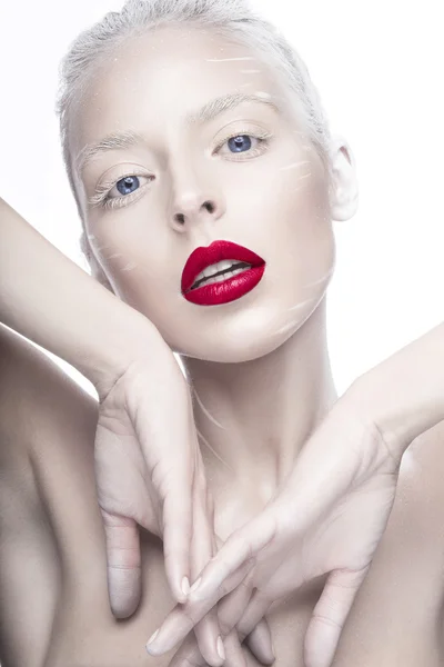 Mooi meisje in het beeld van albino's met rode lippen en witte ogen. Art schoonheid gezicht. — Stockfoto