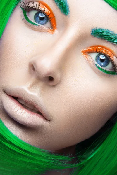 Krásná dívka v zářivě zelená paruka ve stylu cosplay a kreativní make-up. Krása tváře. Obrázek. — Stock fotografie