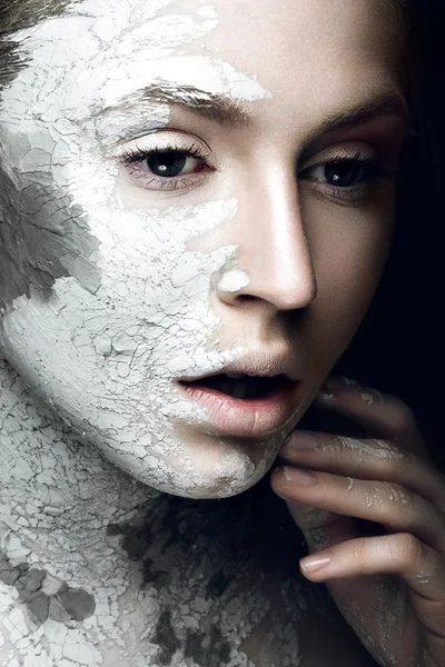 Beautiful girl with mud on his face. Cosmetic mask. Beauty face. — Stock Photo, Image