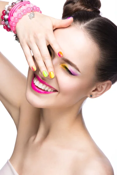 Menina modelo bonita com maquiagem colorida brilhante e esmalte na imagem de verão. Cara de beleza. Unhas coloridas curtas. — Fotografia de Stock