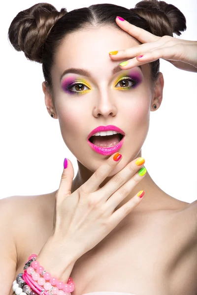 Menina modelo bonita com maquiagem colorida brilhante e esmalte na imagem de verão. Cara de beleza. Unhas coloridas curtas. — Fotografia de Stock