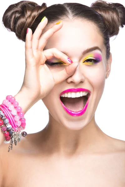 Hermosa chica modelo con maquillaje de color brillante y esmalte de uñas en la imagen de verano. Cara de belleza. Clavos cortos de color. — Foto de Stock