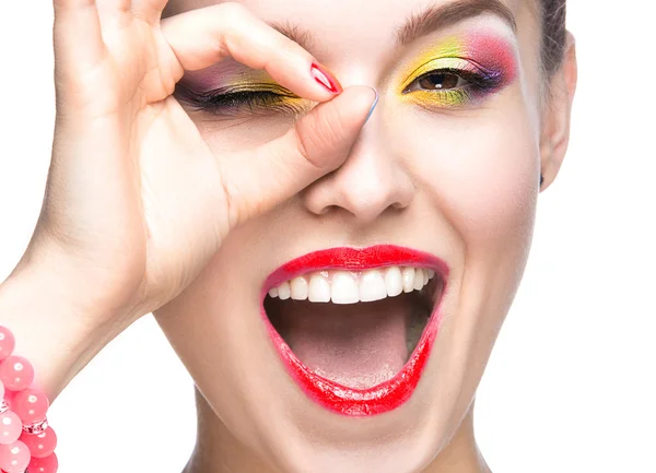 Menina modelo bonita com maquiagem colorida brilhante e esmalte na imagem de verão. Cara de beleza. Unhas coloridas curtas. — Fotografia de Stock