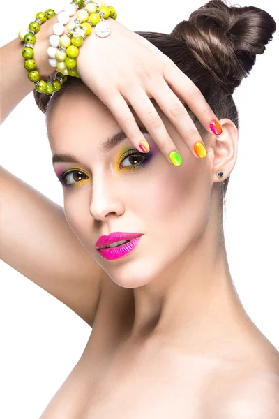 Menina modelo bonita com maquiagem colorida brilhante e esmalte na imagem de verão. Cara de beleza. Unhas coloridas curtas. — Fotografia de Stock