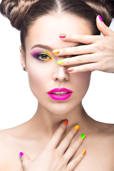 Menina modelo bonita com maquiagem colorida brilhante e esmalte na imagem de verão. Cara de beleza. Unhas coloridas curtas. — Fotografia de Stock