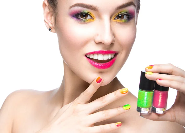 Vacker modell flicka med ljusa färgade makeup och nagellack i sommarbilden. Skönhetsansikte. Korta färgade naglar. — Stockfoto
