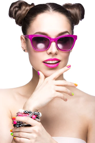 Όμορφο κορίτσι στο ροζ γυαλιά ηλίου με φωτεινό μακιγιάζ και πολύχρωμο καρφιά. Πρόσωπο ομορφιάς. — Φωτογραφία Αρχείου