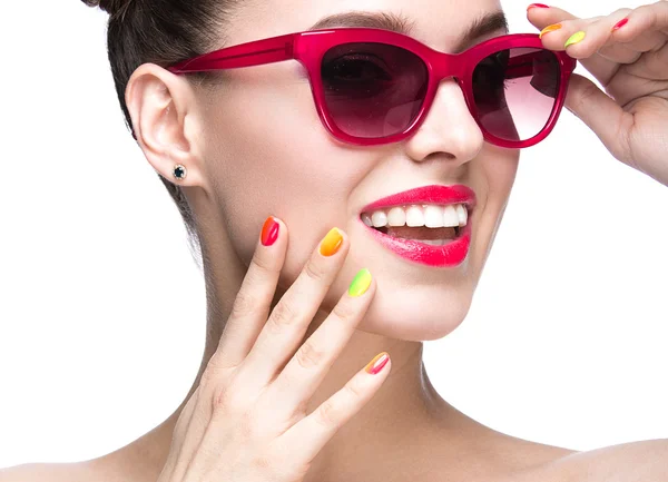 Hermosa chica en gafas de sol rojas con maquillaje brillante y uñas de colores. Cara de belleza . — Foto de Stock