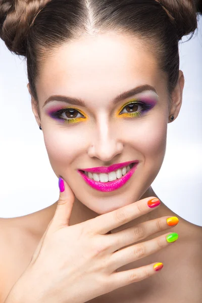 Menina modelo bonita com maquiagem colorida brilhante e esmalte na imagem de verão. Cara de beleza. Unhas coloridas curtas. — Fotografia de Stock