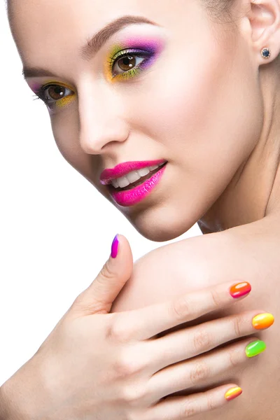 Hermosa chica modelo con maquillaje de color brillante y esmalte de uñas en la imagen de verano. Cara de belleza. Clavos cortos de color. — Foto de Stock