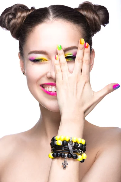 Piękny model dziewczyny z jasnym kolorem makijażu i lakieru do paznokci w letnim obrazie. Piękna twarz. Krótkie kolorowe paznokcie. — Zdjęcie stockowe