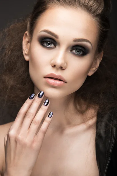 Piękna dziewczyna w skórzanej kurtce z jasny makijaż i manicure "Kocie oko". Piękna twarz. Nail Design. — Zdjęcie stockowe