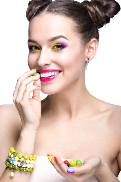 Vacker modell flicka med ljusa färgade makeup och nagellack i sommarbilden. Skönhetsansikte. Korta färgade naglar. — Stockfoto