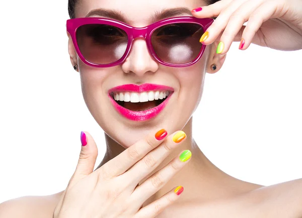 Schöne Mädchen in rosa Sonnenbrille mit hellem Make-up und bunten Nägeln. Schönheit Gesicht. — Stockfoto