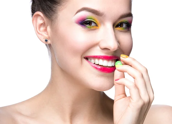 Hermosa chica modelo con maquillaje de color brillante y esmalte de uñas en la imagen de verano. Cara de belleza. Clavos cortos de color. — Foto de Stock