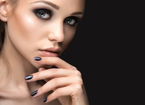 Hermosa chica en chaqueta de cuero con maquillaje brillante y manicura "Ojo de gato". Cara de belleza. Diseño de uñas . — Foto de Stock