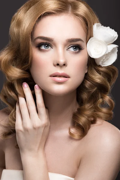 Retrato de uma mulher bonita à imagem da noiva com flores no cabelo. Cara de beleza — Fotografia de Stock