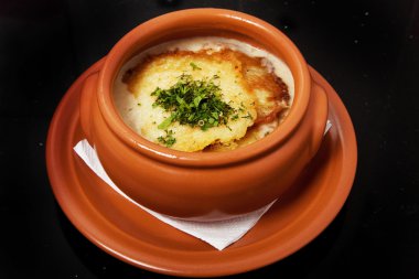 Kırsal pot krep, domuz eti ve mantar.