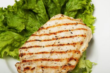 Beyaz şarap beyaz bir plaka üzerinde Marine tavuk biftek.