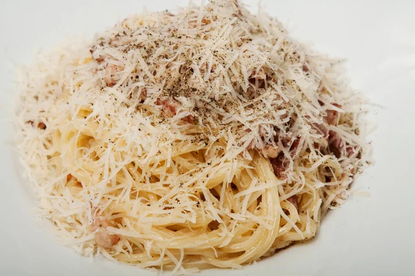 Spagetti "Carbonara" beyaz bir plaka üzerinde. — Stok fotoğraf