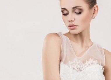 Güzel kız modeli bir gelin düğün elbisesiyle şeklinde. Güzellik.