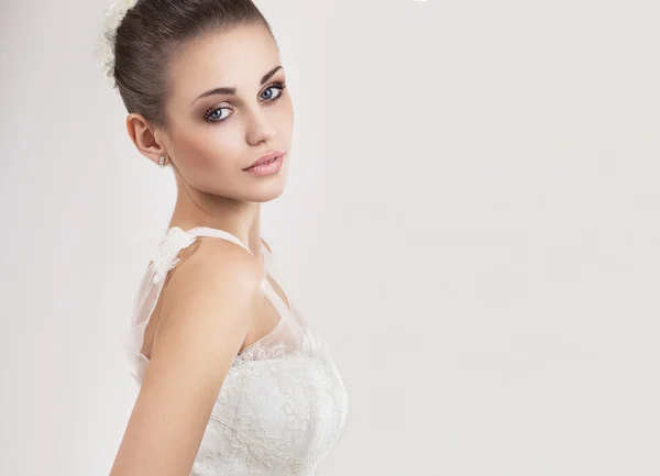 Beautiful girl model in the form of a bride in her wedding dress. Beauty face. — Stock Photo, Image