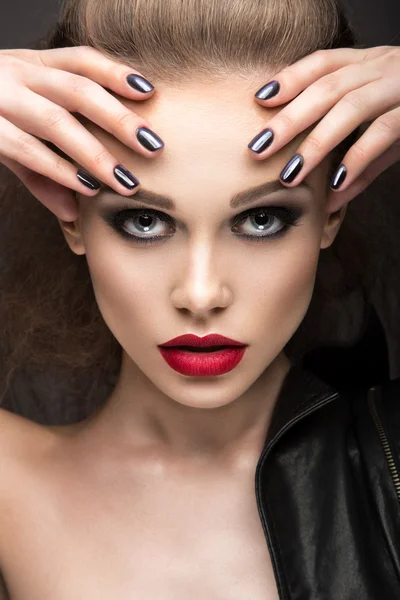 Menina bonita em jaqueta de couro com maquiagem brilhante e manicure "Olho de gato". Cara de beleza. Desenho de unhas . — Fotografia de Stock