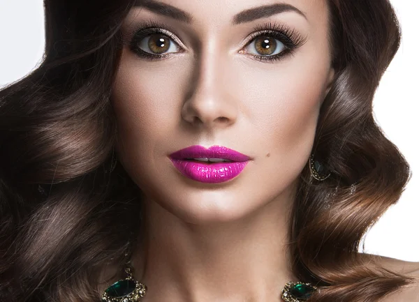 Mooie vrouw met avond make-up, roze lippen en krullen. Schoonheid gezicht. — Stockfoto