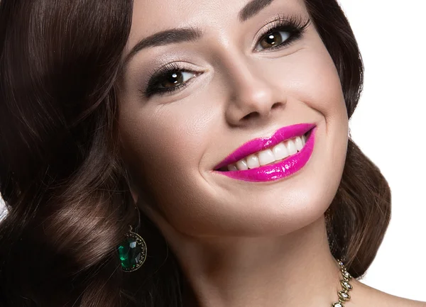 Mooie vrouw met avond make-up, roze lippen en krullen. Schoonheid gezicht. — Stockfoto