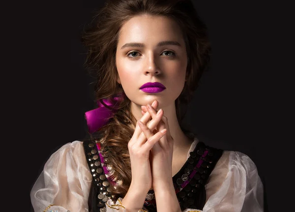 Gyönyörű orosz lány nemzeti ruha, zsinór frizura és rózsaszín ajkak. Szépség arc. — Stock Fotó