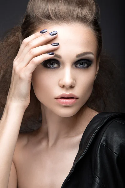 Menina bonita em jaqueta de couro com maquiagem brilhante e manicure "Olho de gato". Cara de beleza. Desenho de unhas . — Fotografia de Stock